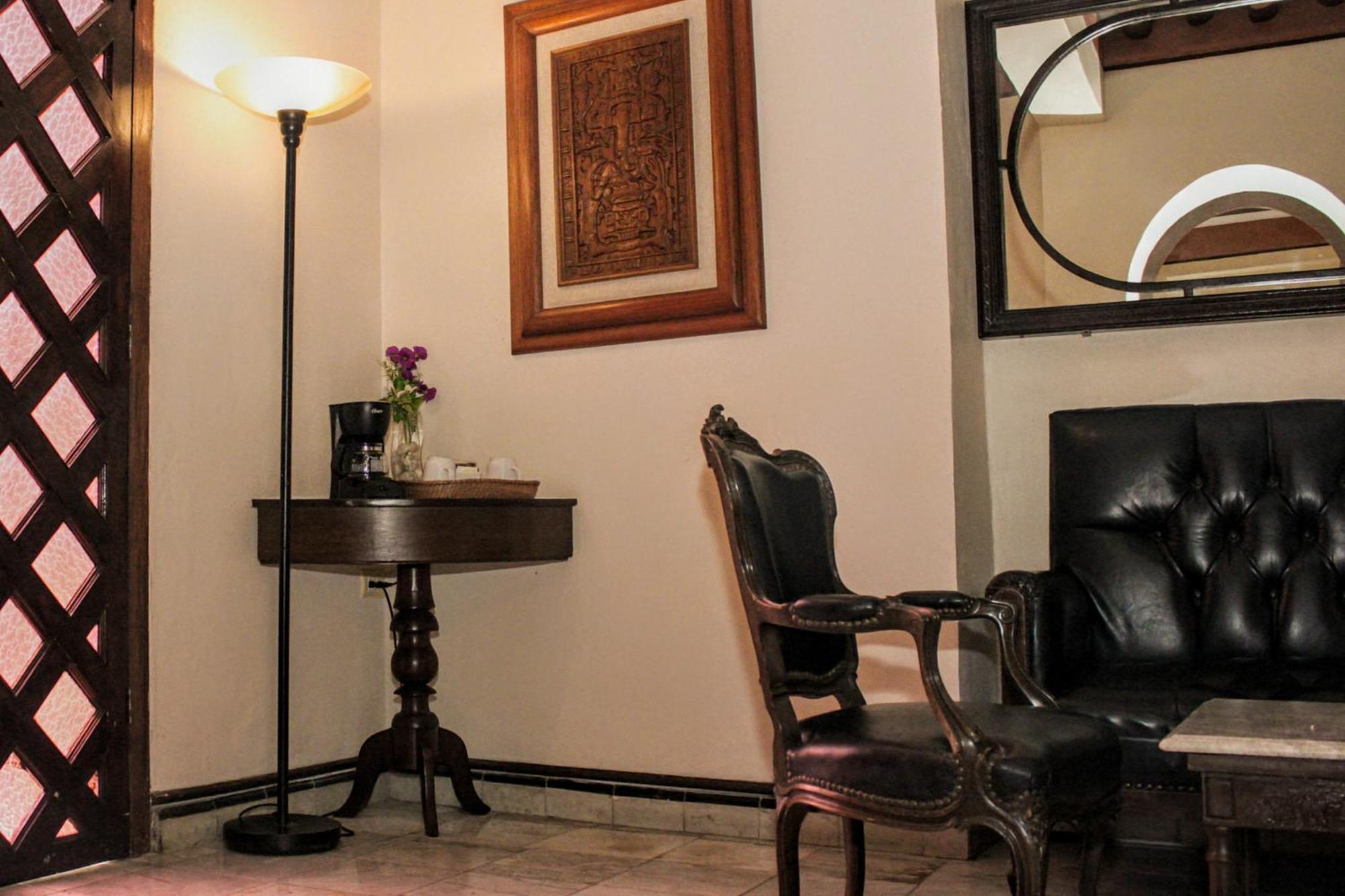 Casa Del Balam Мерида Экстерьер фото A floor-standing lamp